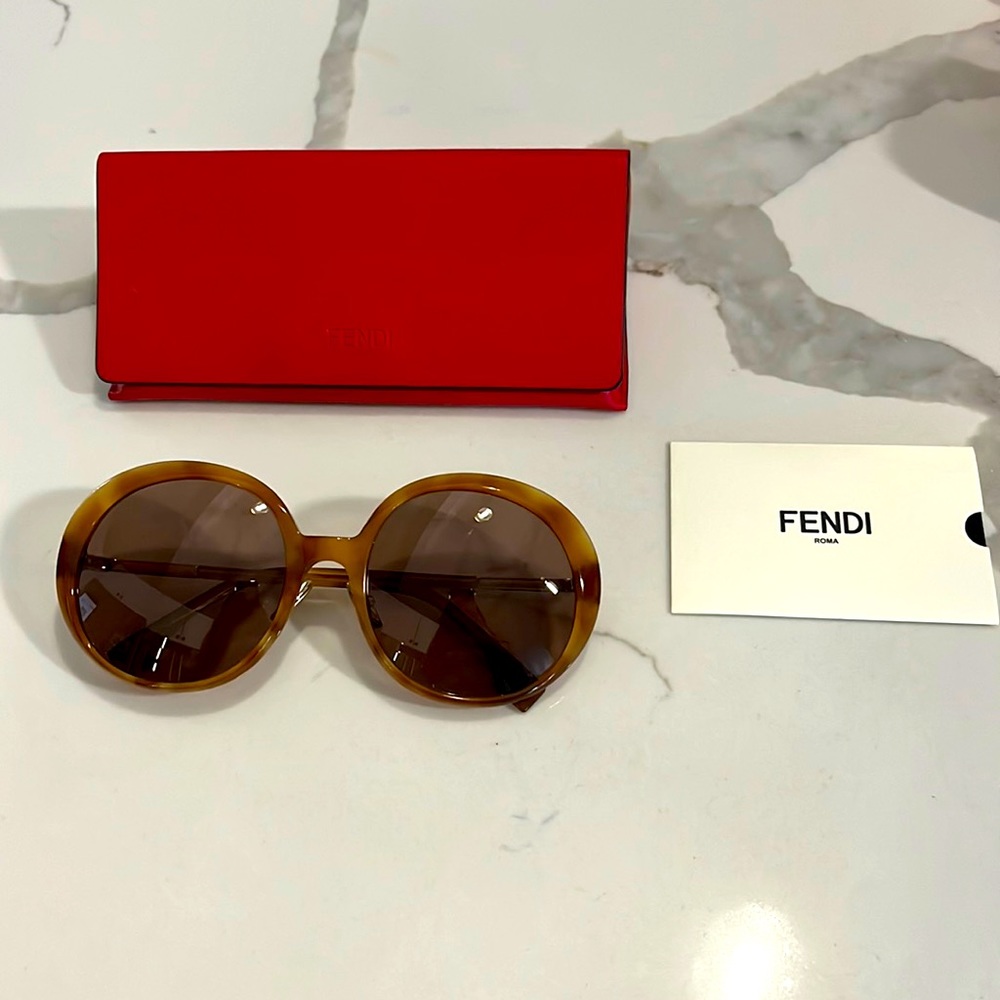 FENDI
Promeneye Oversize Round Sunglasses